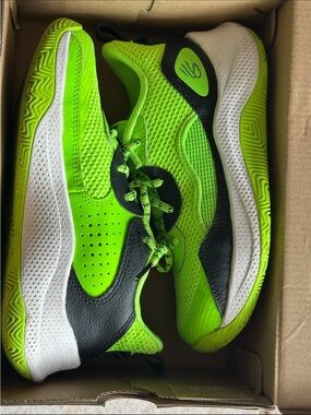 Kids basketball shoes